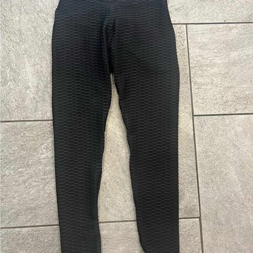 Butt Scrunch Black Textured Leggings - Picture 3 of 4